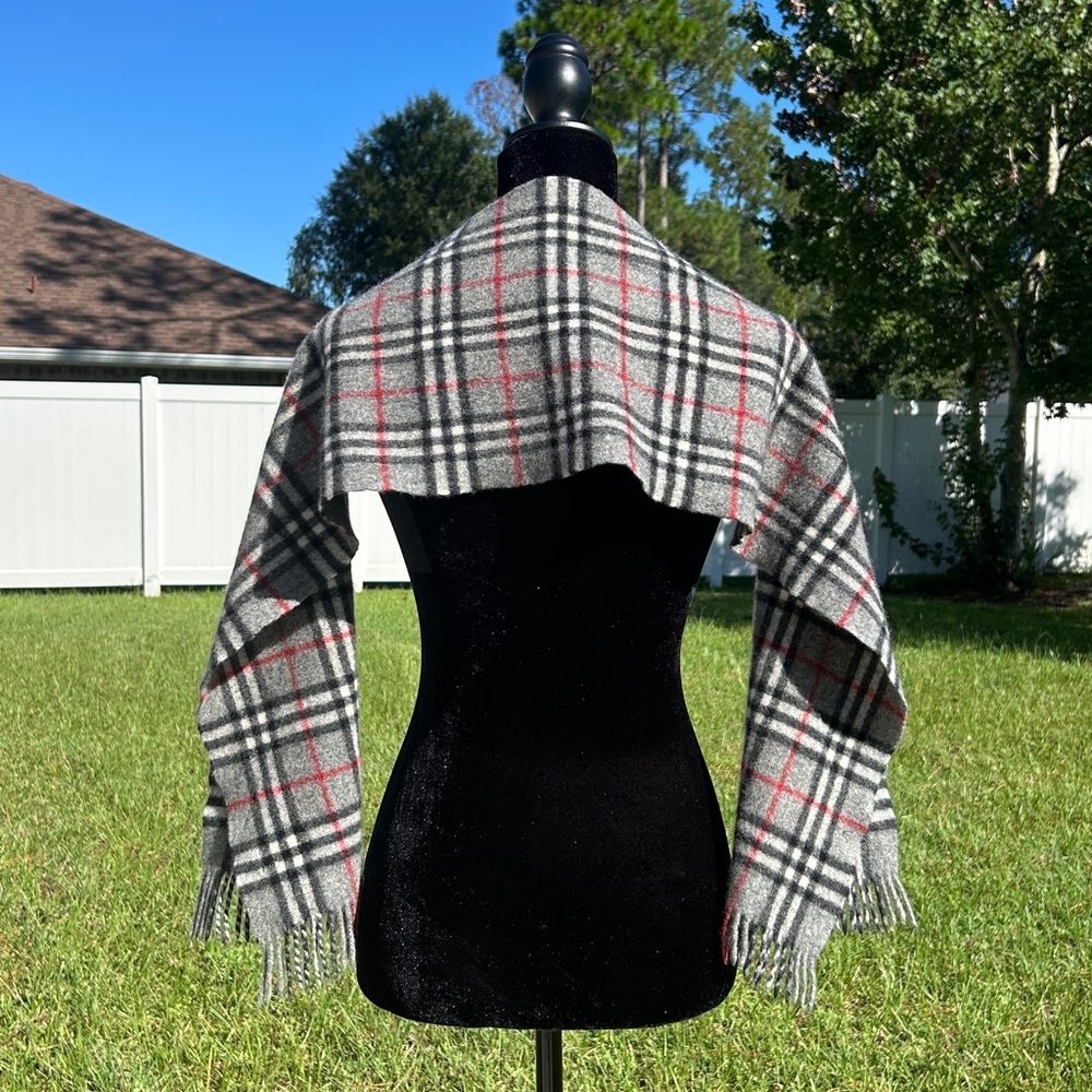 Burberrys’ Of London 100% lambswool scarf - Picture 8 of 11